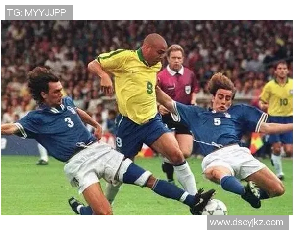 足球明星风采全解析 揭秘球场背后的传奇故事与成长历程