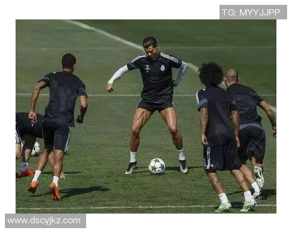 肌肉足球明星:强健体魄与赛场风采的完美融合展现 肌肉足球明星:强健体魄与赛场风采的完美融合展现